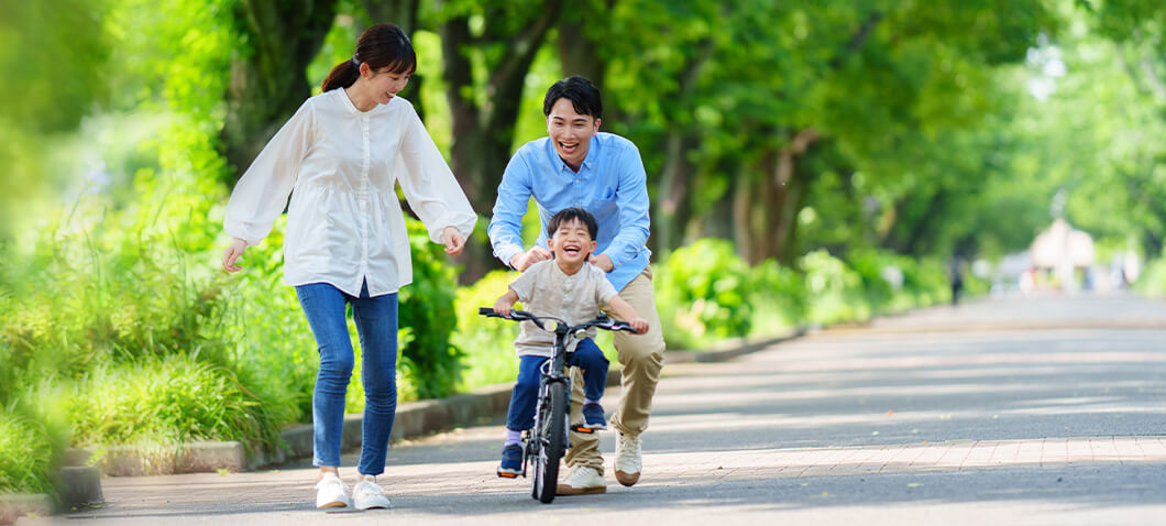 家族で自転車を楽しんでいる画像