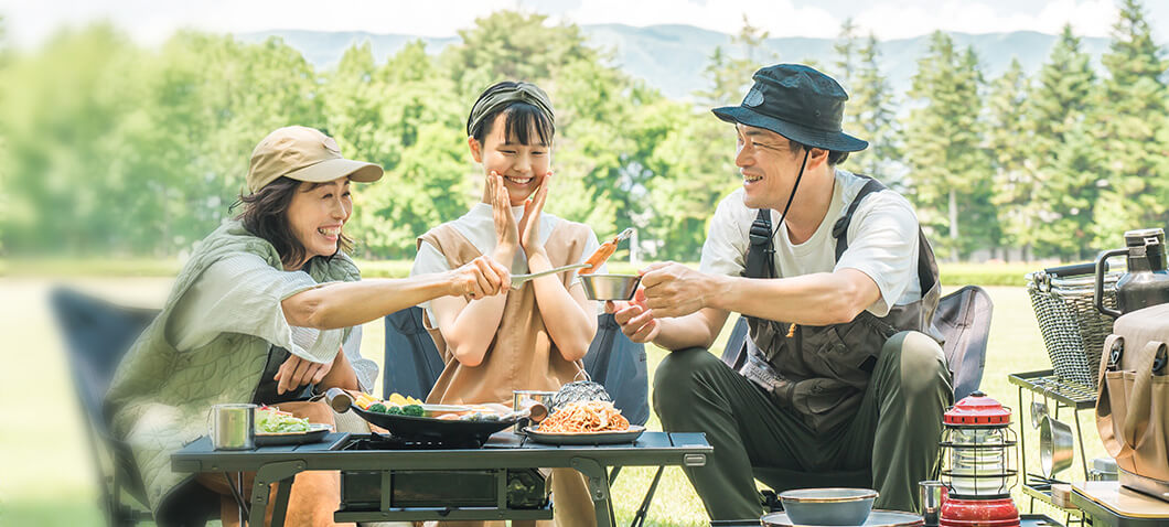 仲間でバーベキューを楽しんでいる画像